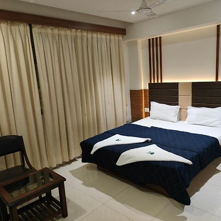 Hotel Sahyog & Rooms Surat Esterno foto