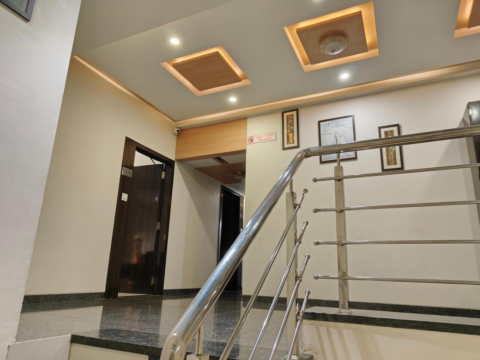 Hotel Sahyog & Rooms Surat Esterno foto