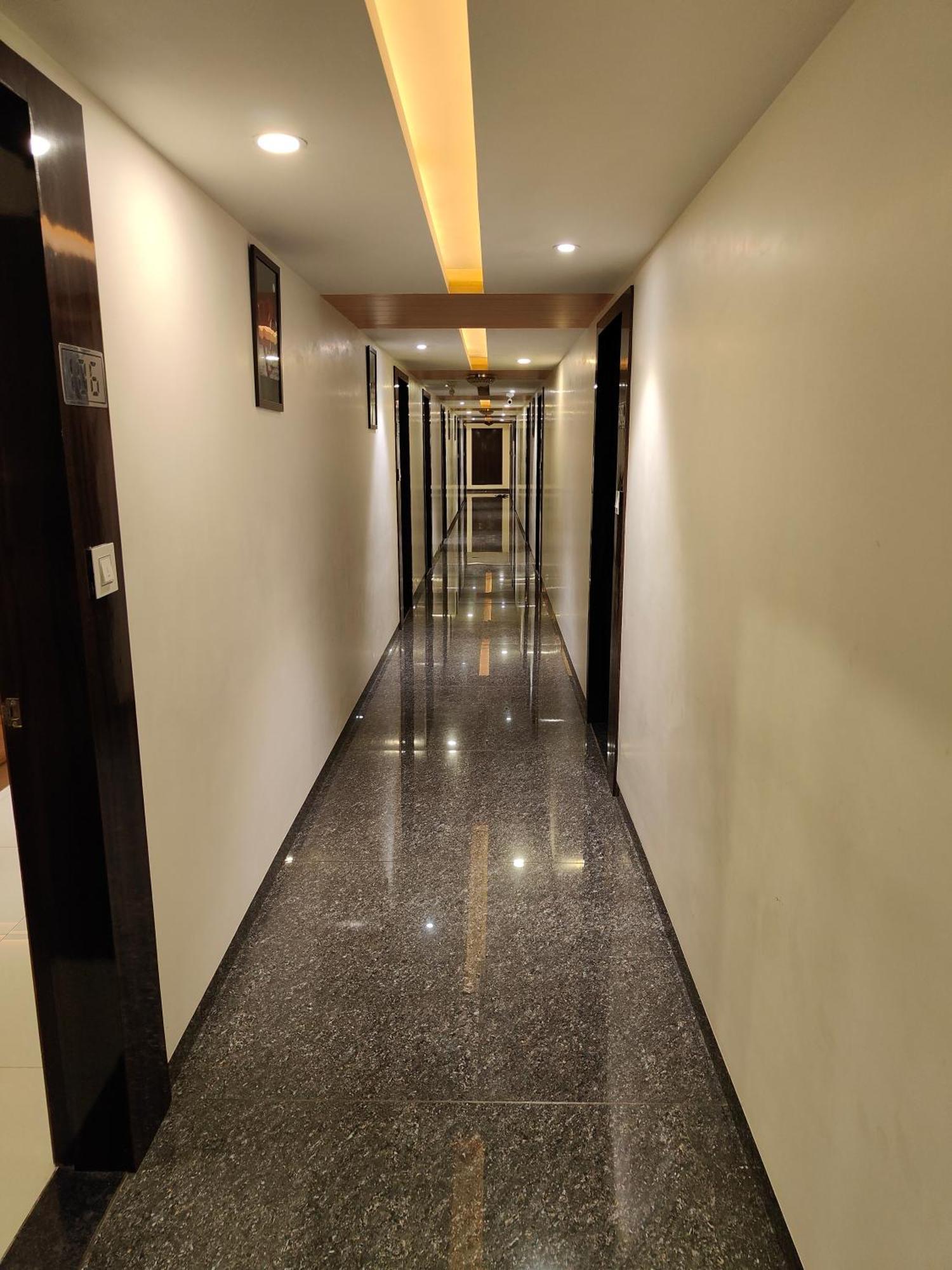Hotel Sahyog & Rooms Surat Esterno foto