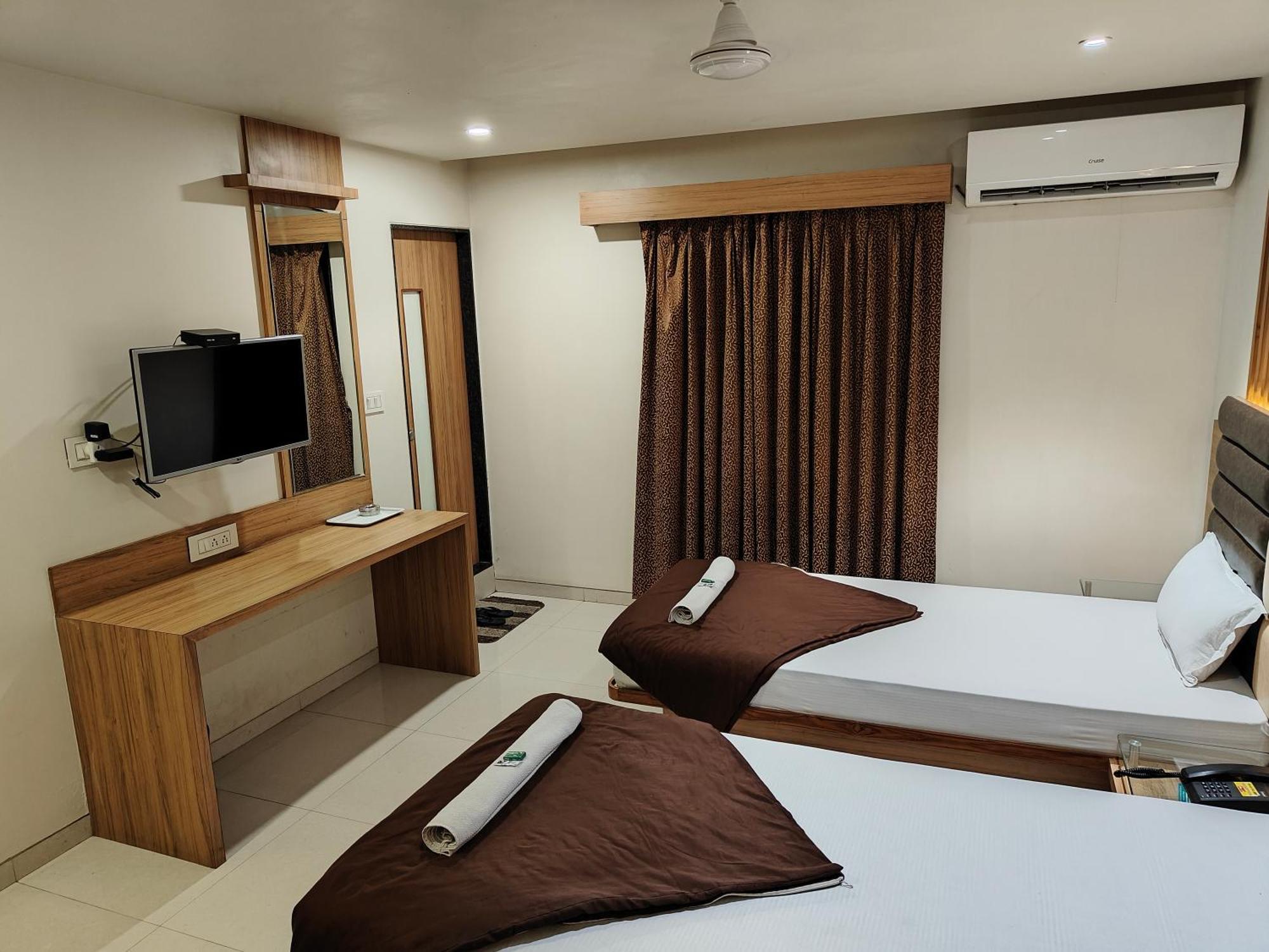 Hotel Sahyog & Rooms Surat Esterno foto