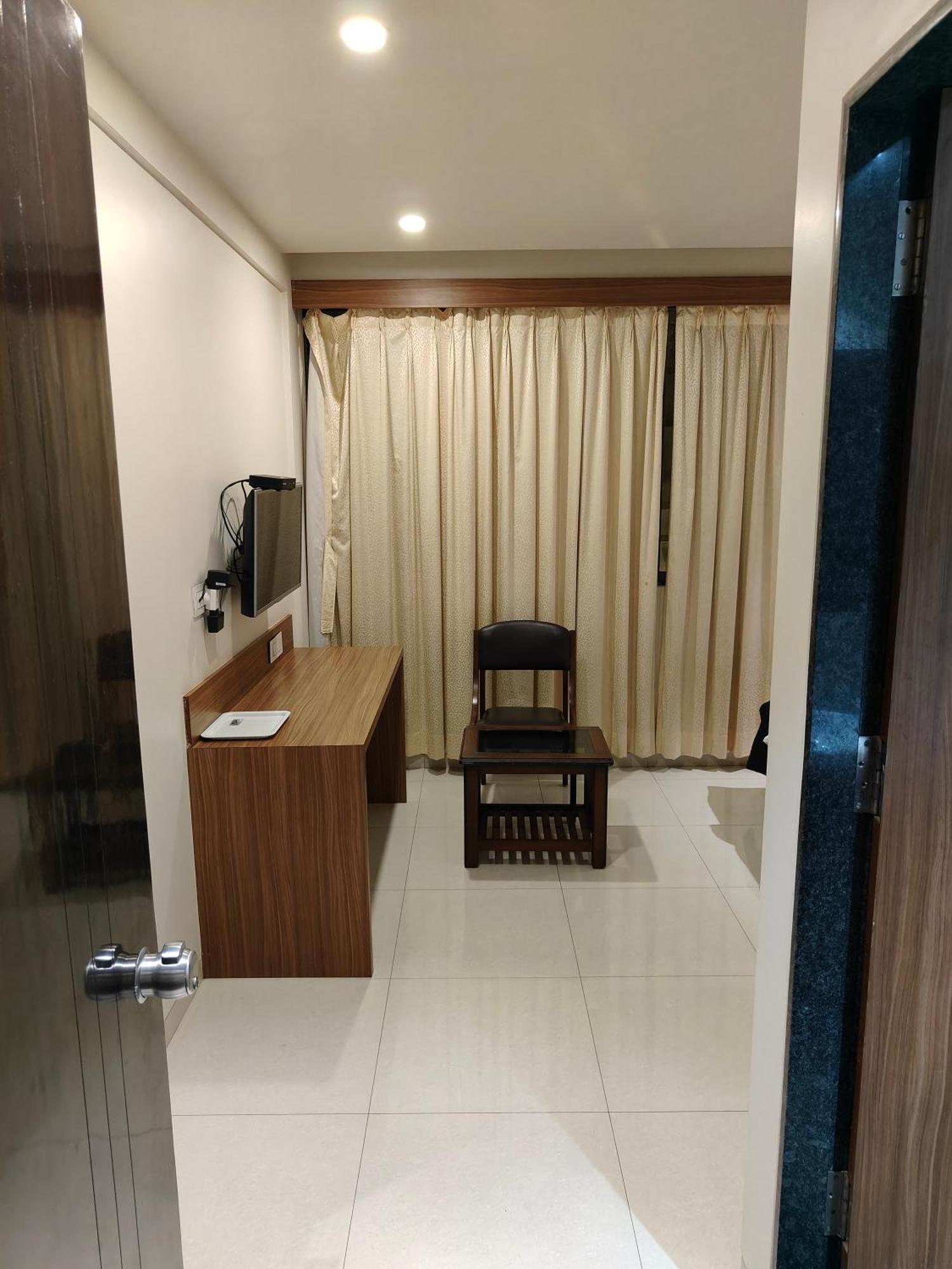Hotel Sahyog & Rooms Surat Esterno foto