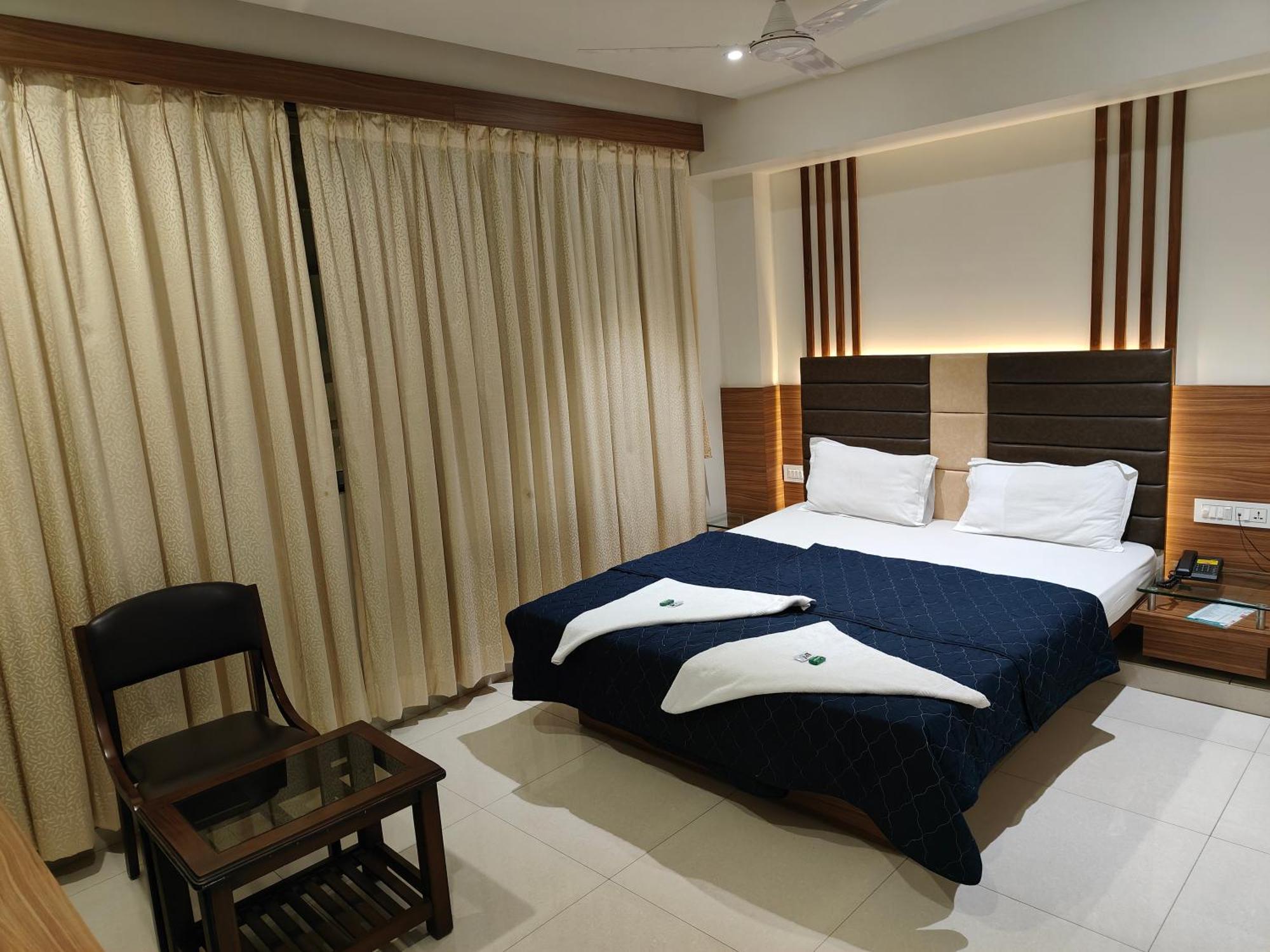 Hotel Sahyog & Rooms Surat Esterno foto