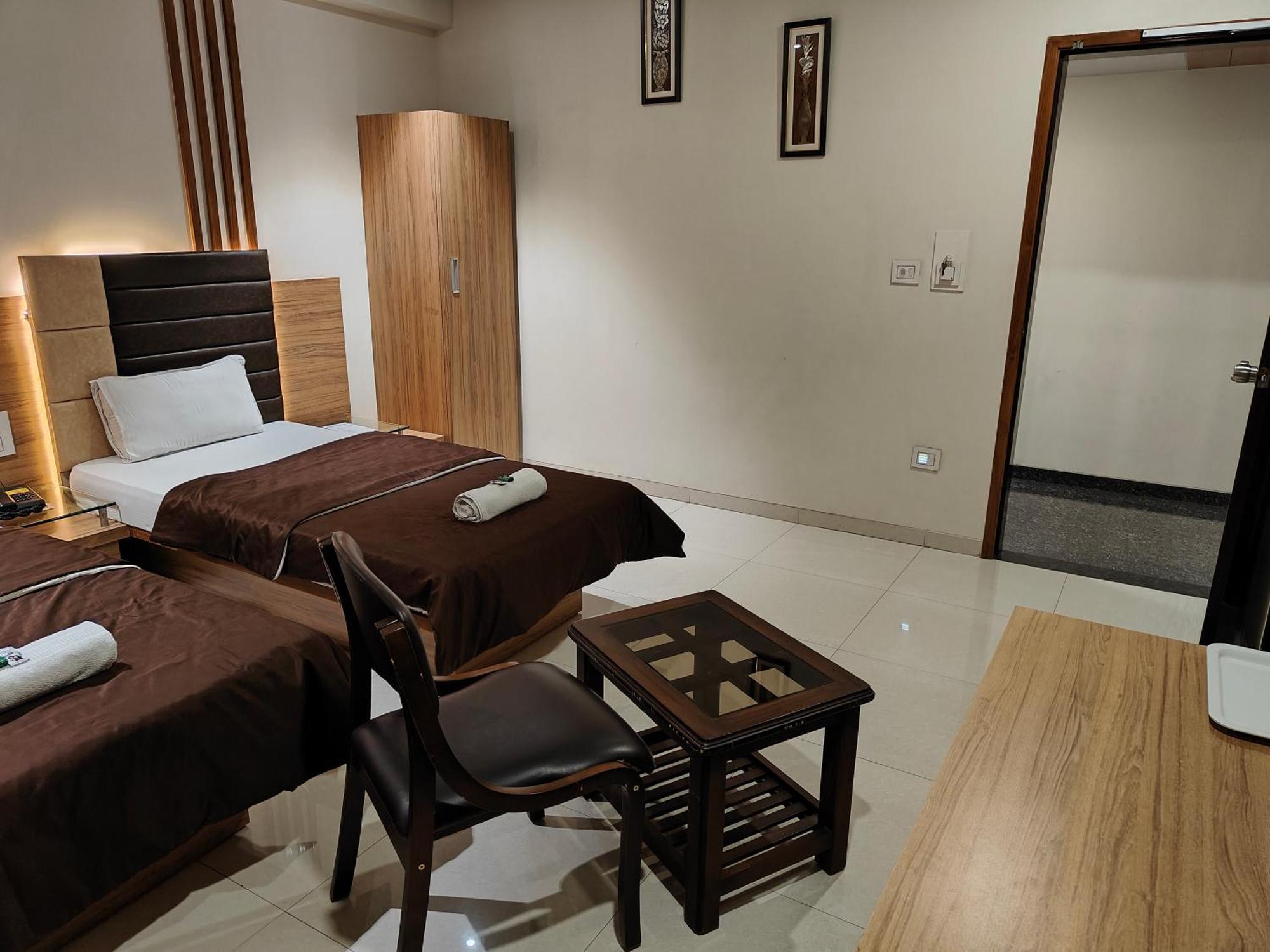 Hotel Sahyog & Rooms Surat Esterno foto