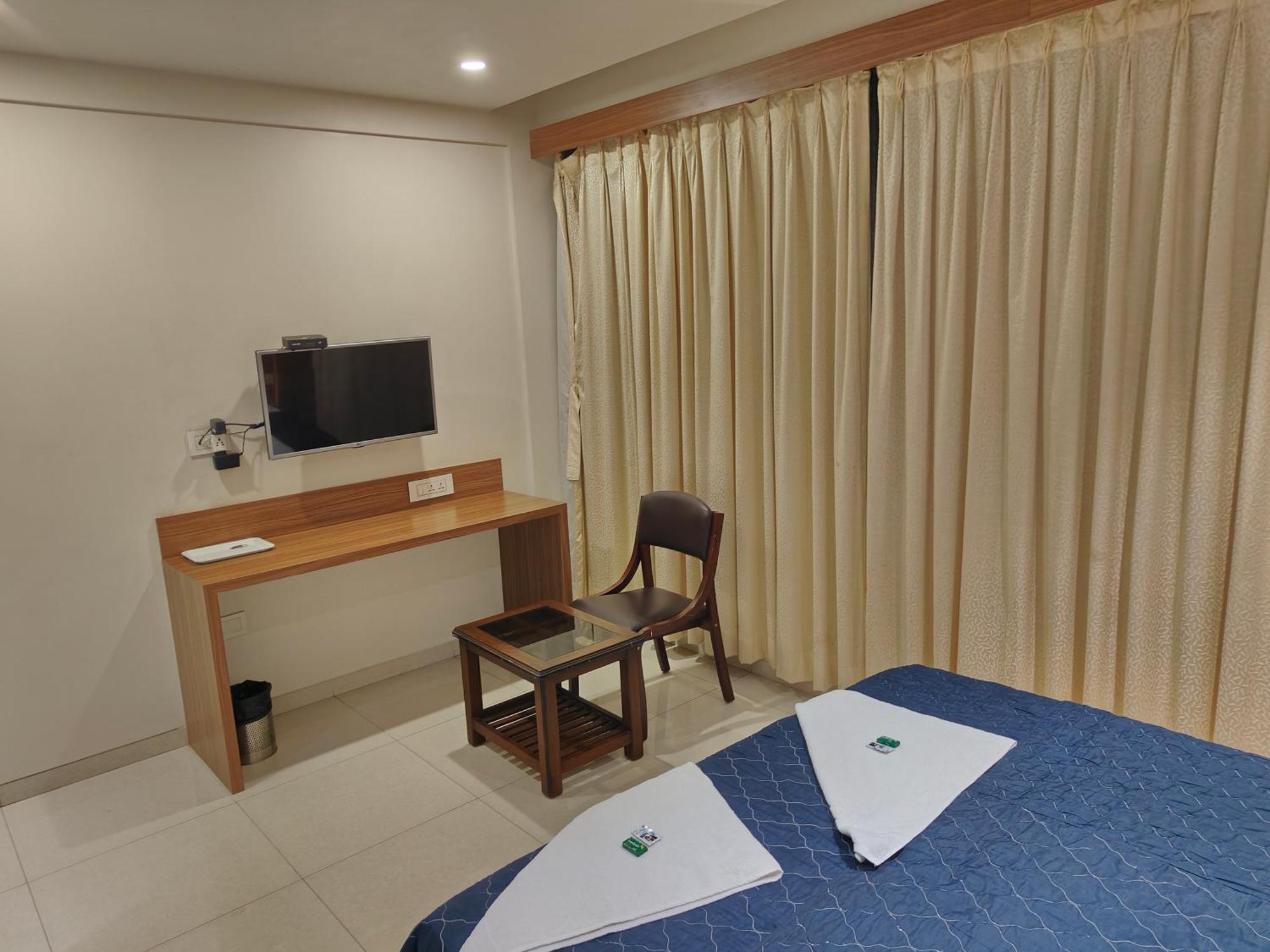 Hotel Sahyog & Rooms Surat Esterno foto