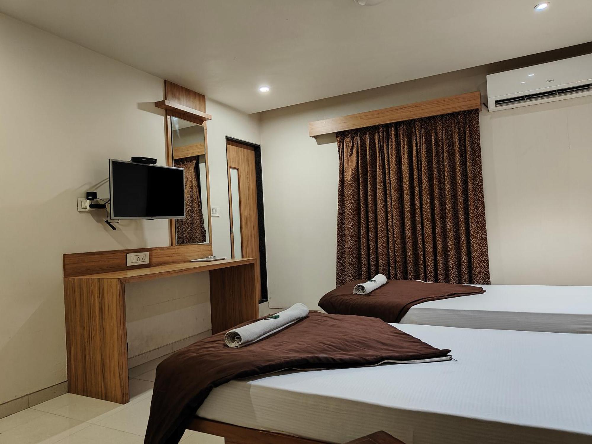 Hotel Sahyog & Rooms Surat Esterno foto