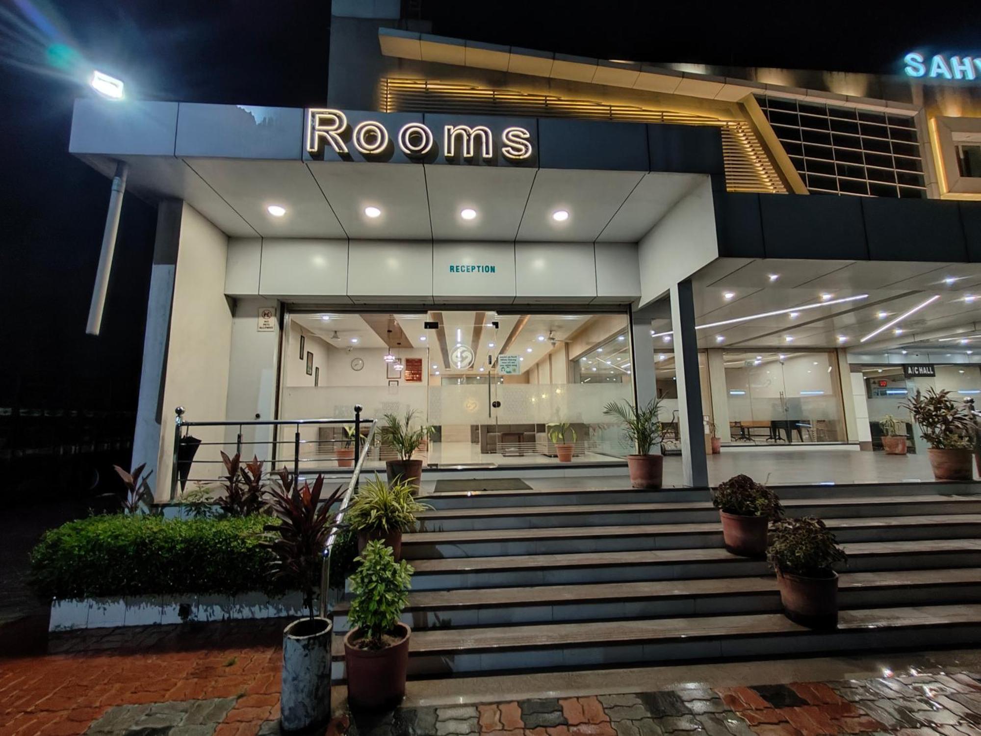 Hotel Sahyog & Rooms Surat Esterno foto