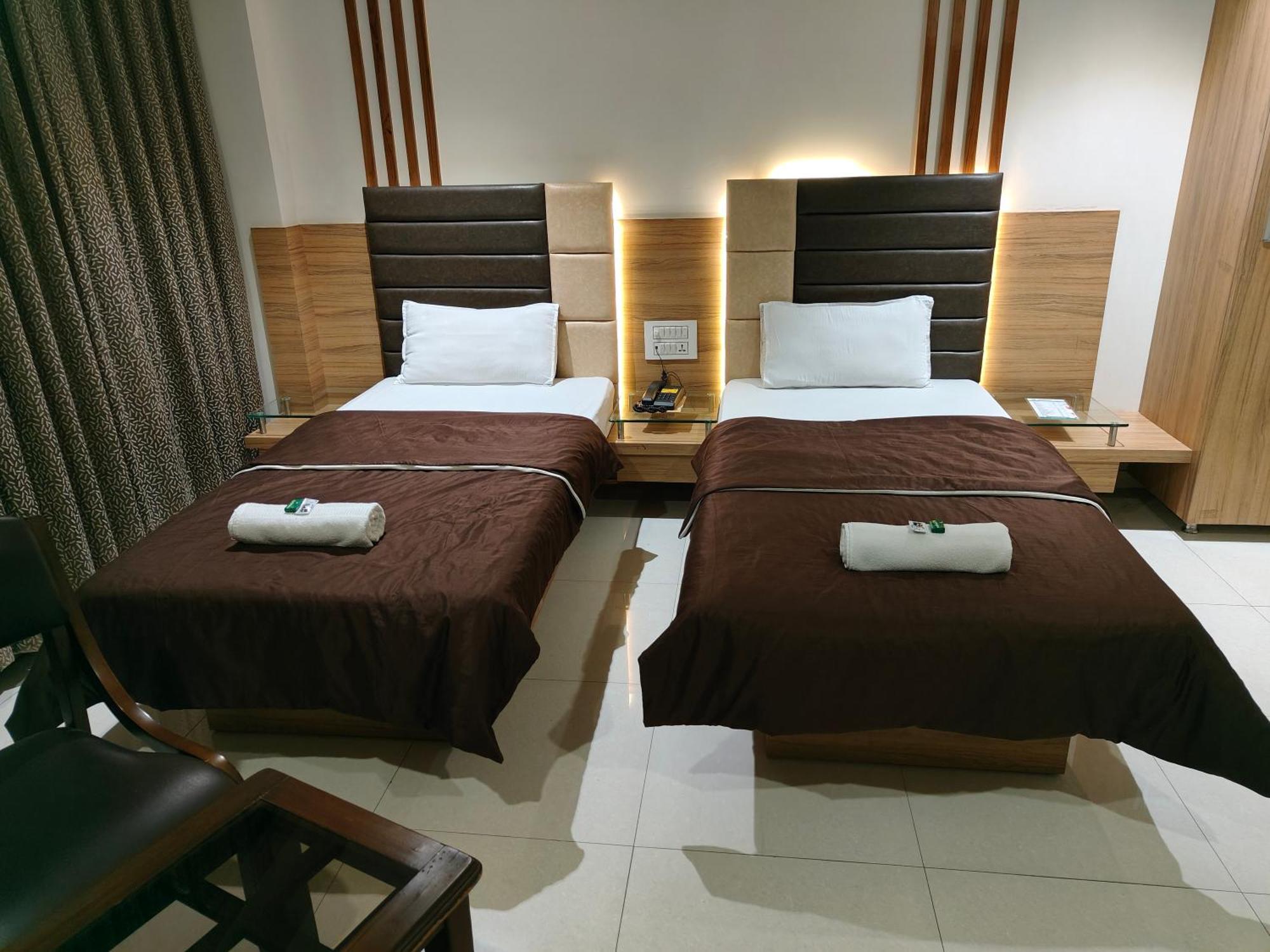 Hotel Sahyog & Rooms Surat Esterno foto