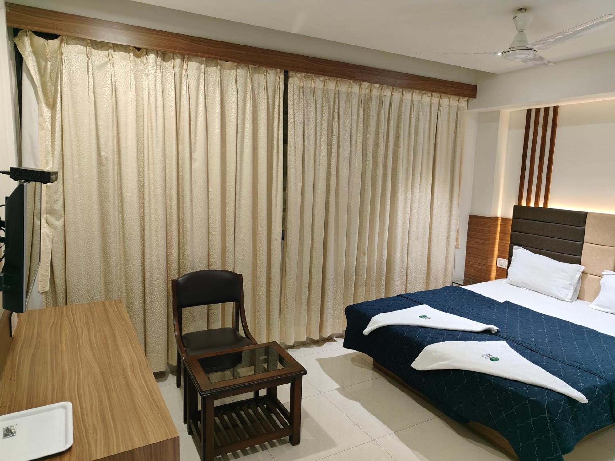 Hotel Sahyog & Rooms Surat Esterno foto