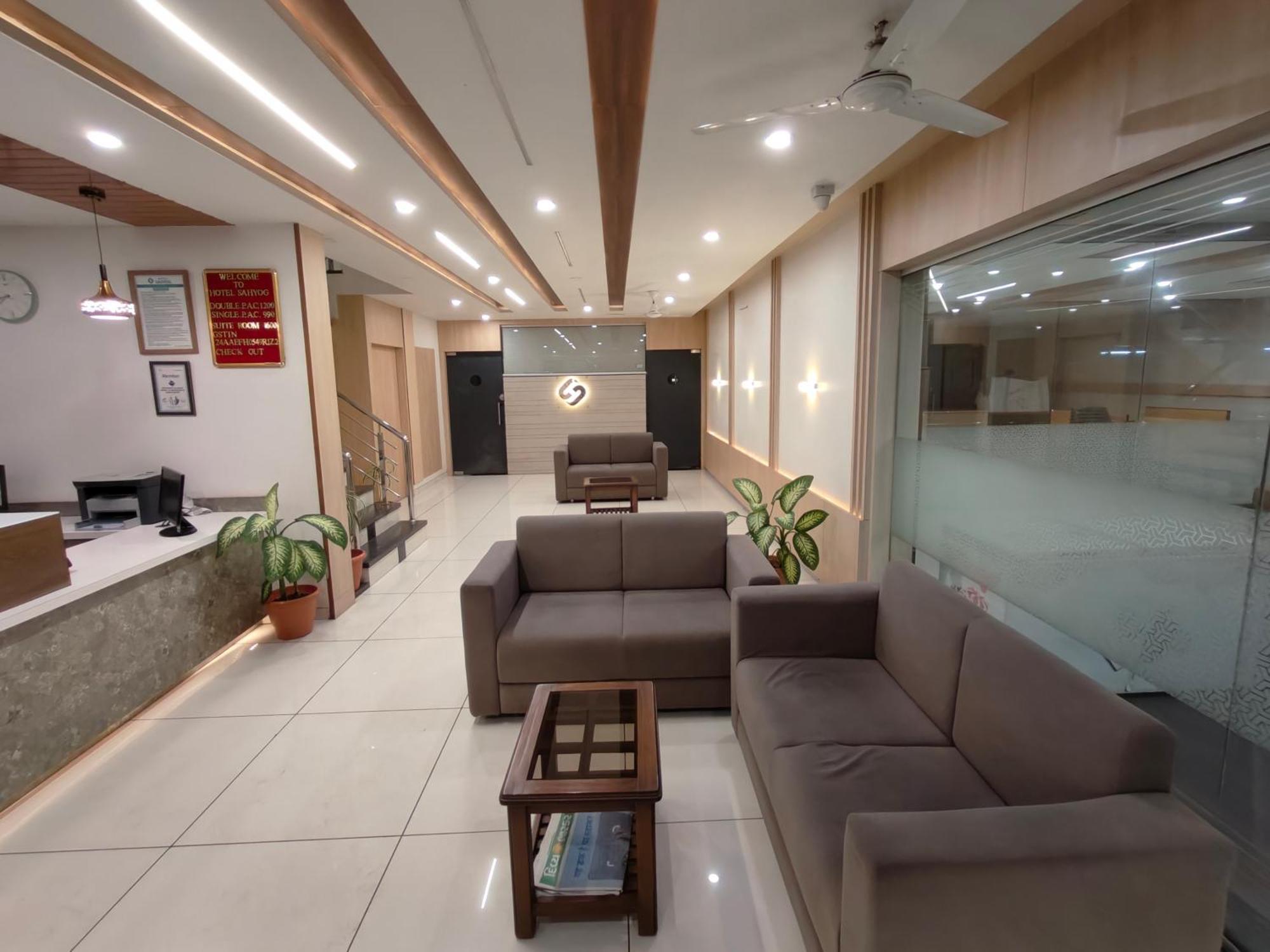 Hotel Sahyog & Rooms Surat Esterno foto