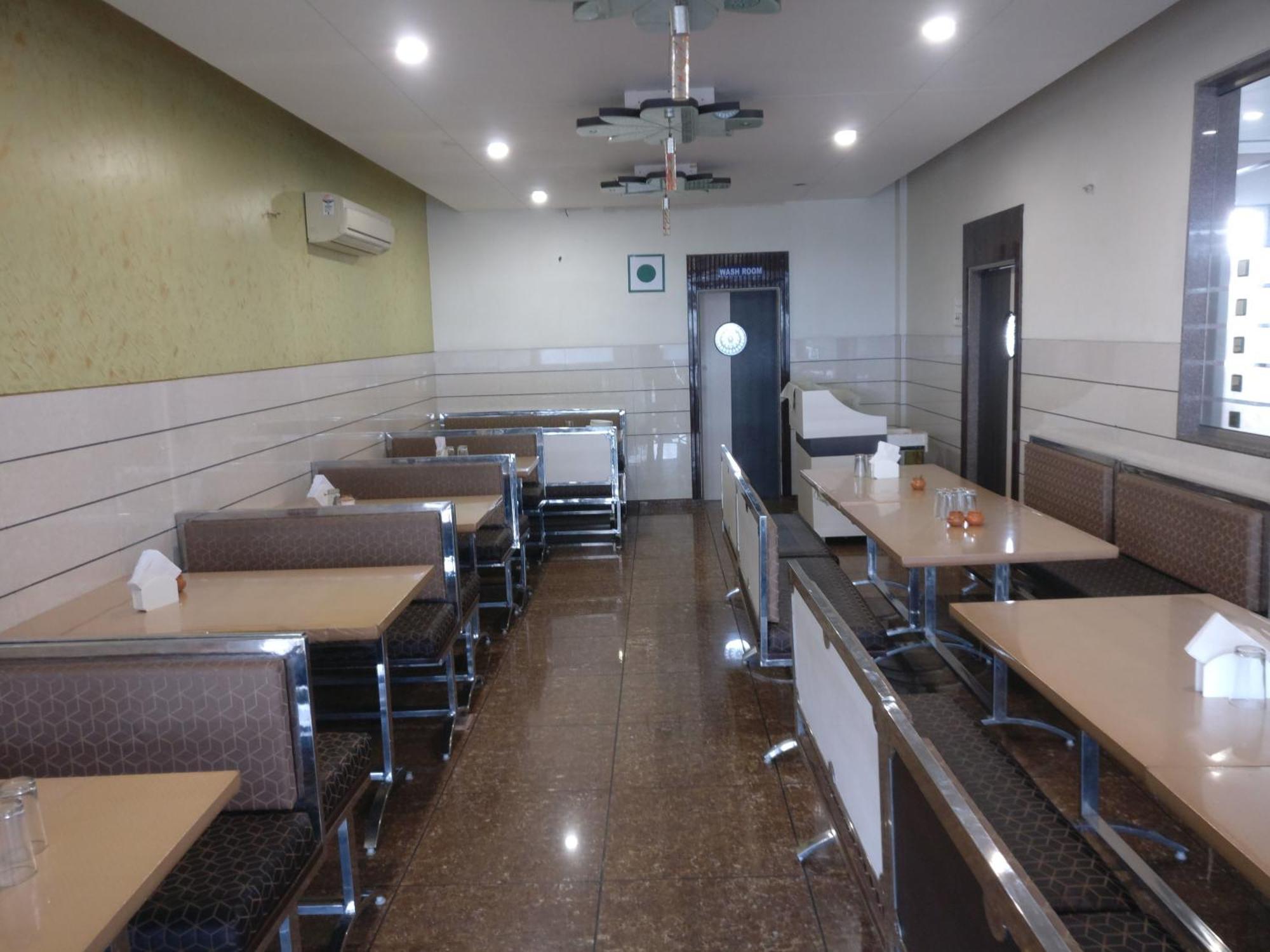 Hotel Sahyog & Rooms Surat Esterno foto
